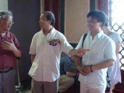 中央美術學院進修時與程大利、張立辰畫家在一起觀展